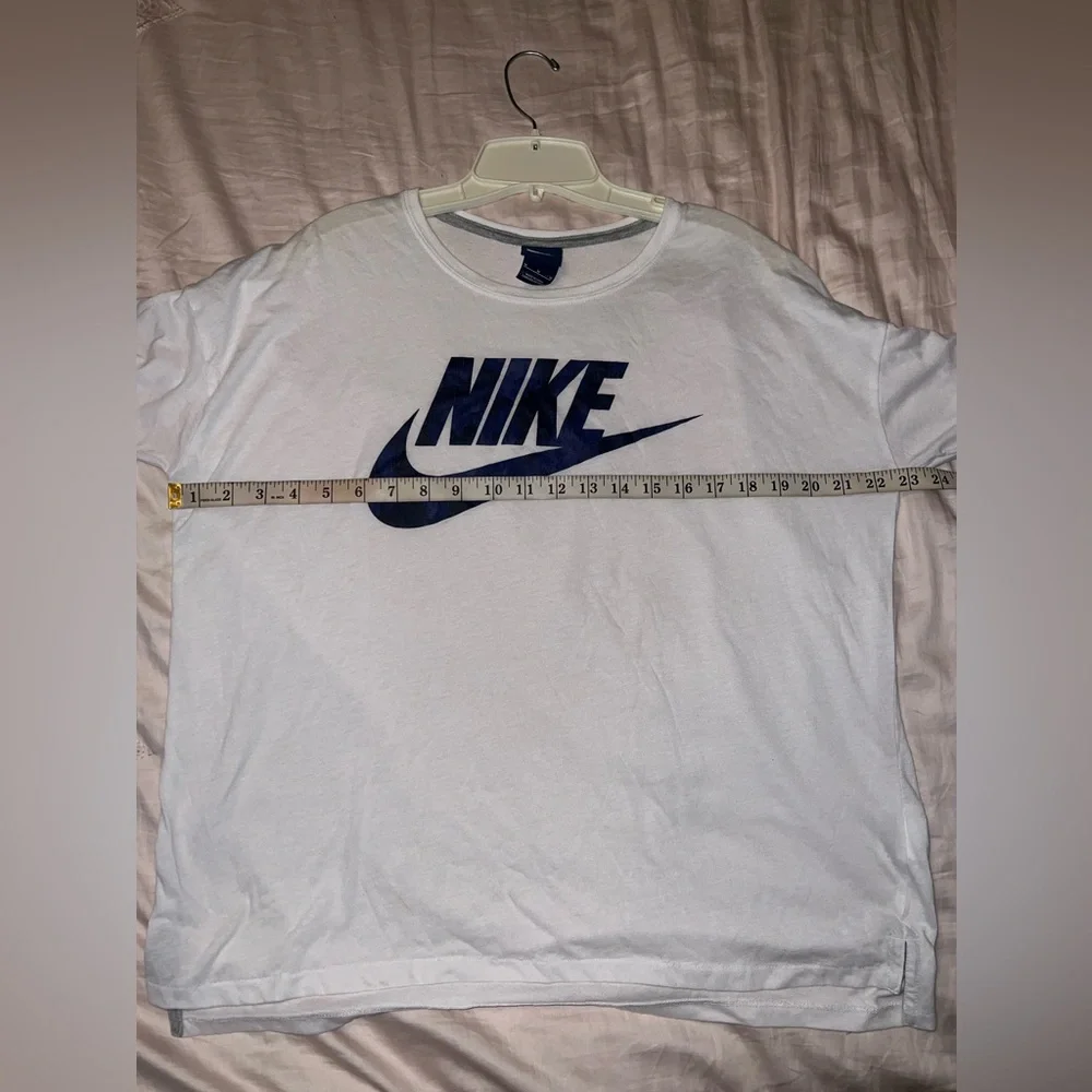 Nike Women’s White Long Sleeve Logo Tee Size M